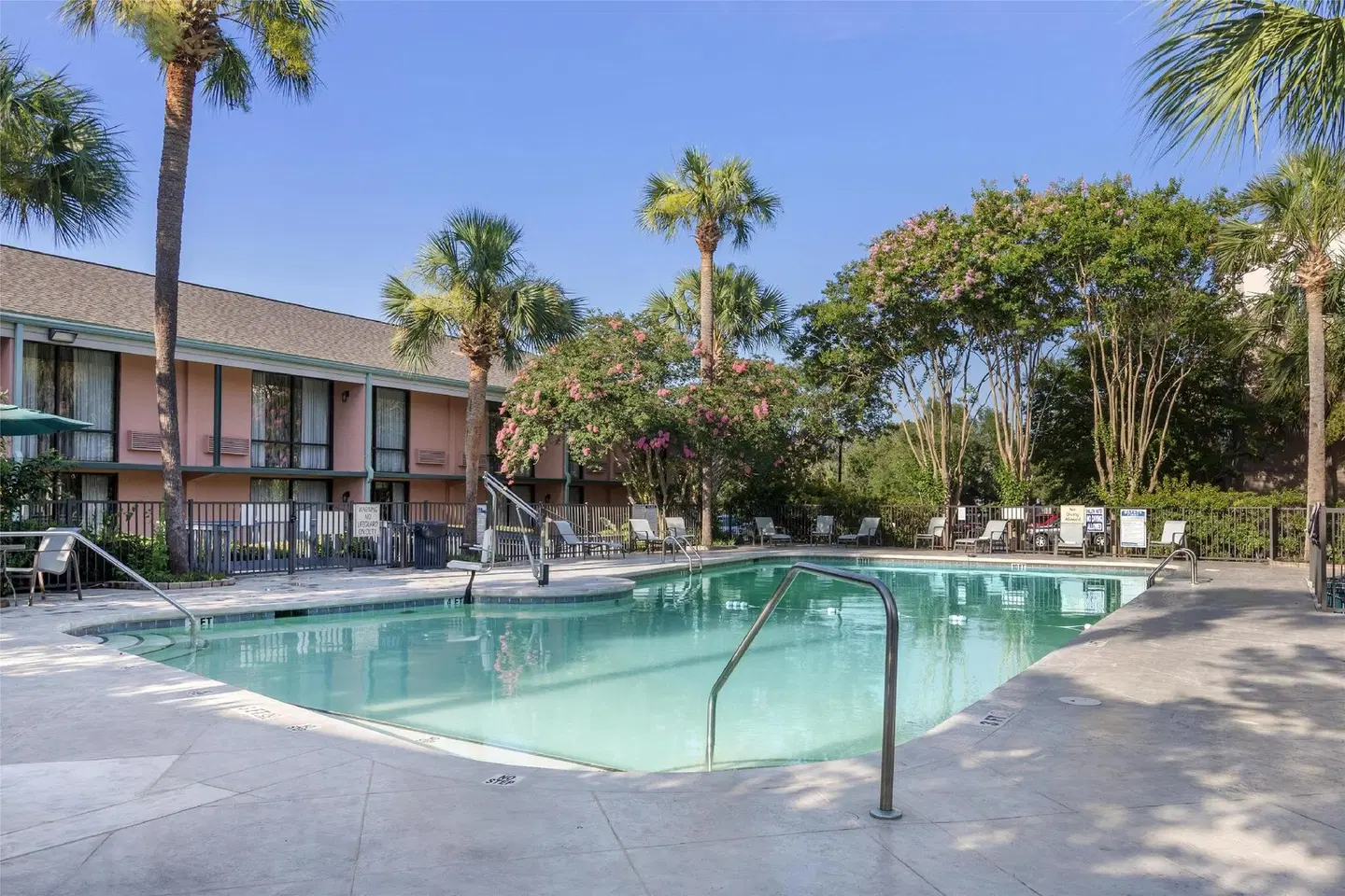 Best Western Charleston Inn OUTDOOR_POOL
