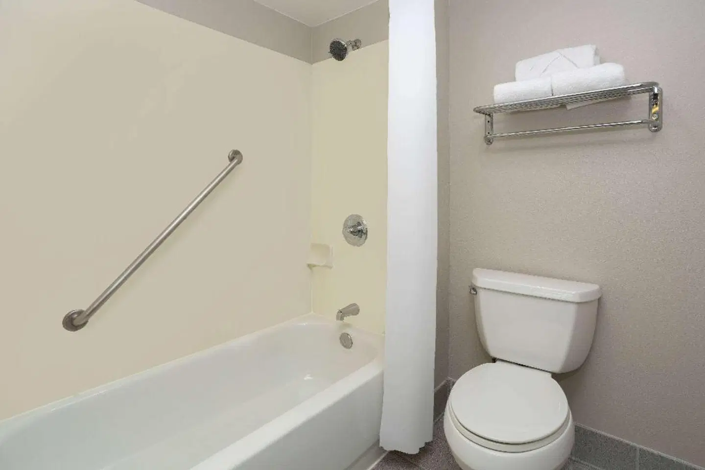 Days Inn & Suites by Wyndham Denver International Airport Badezimmer