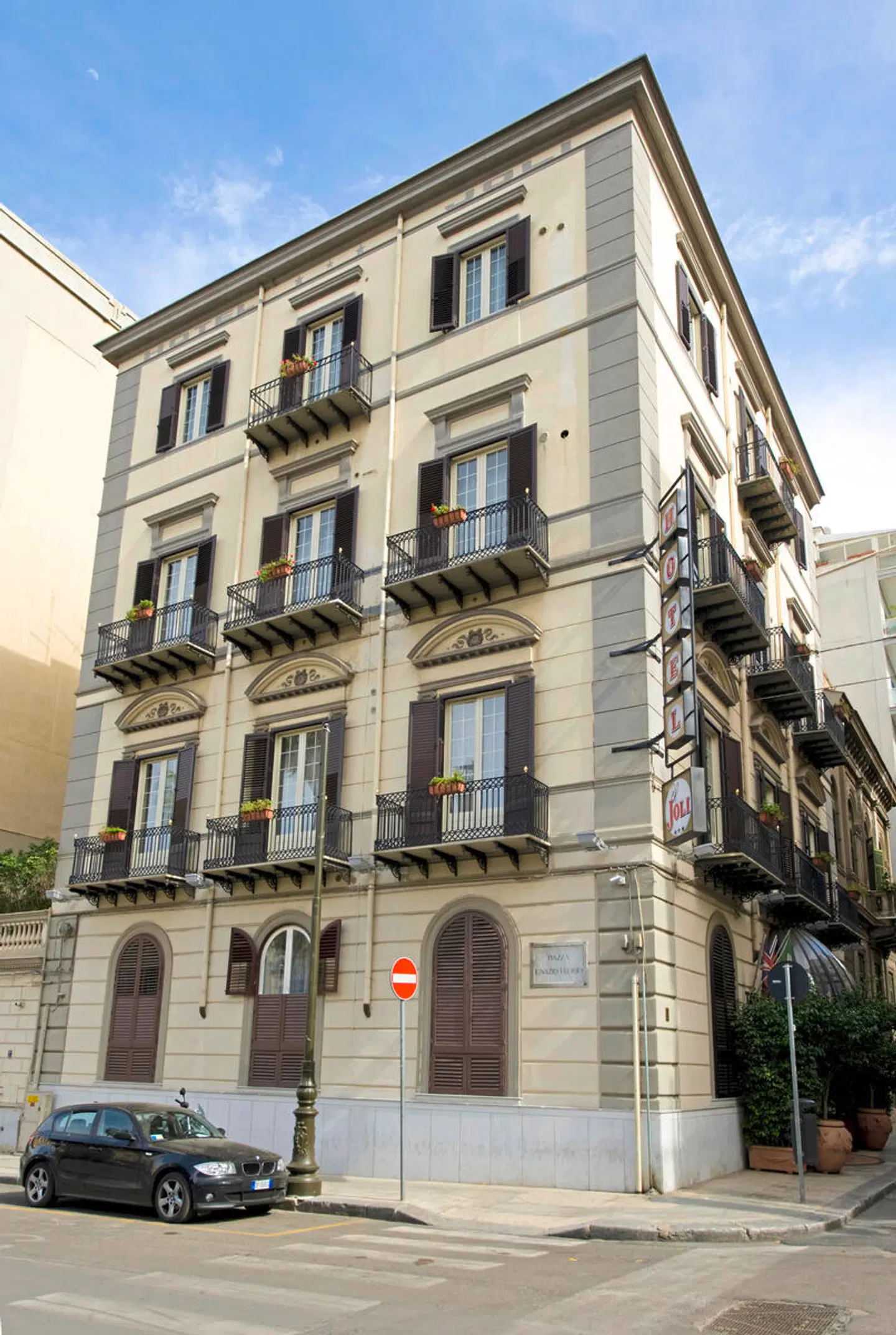 Joli EXTERIOR