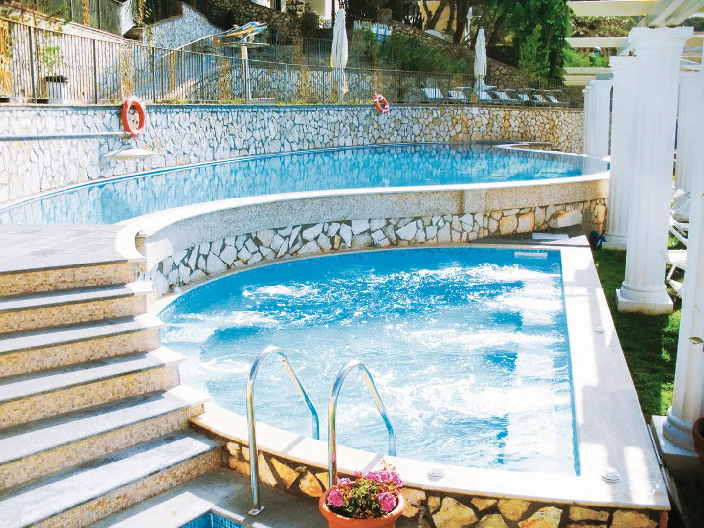 Weber Ambassador OUTDOOR_POOL
