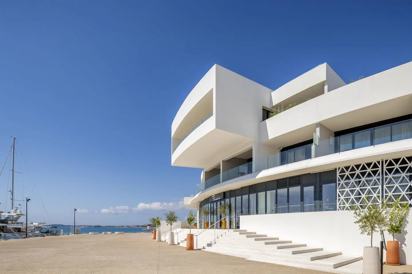 Marina Baie des Anges Hotel, Curio Collection by Hilton Strand
