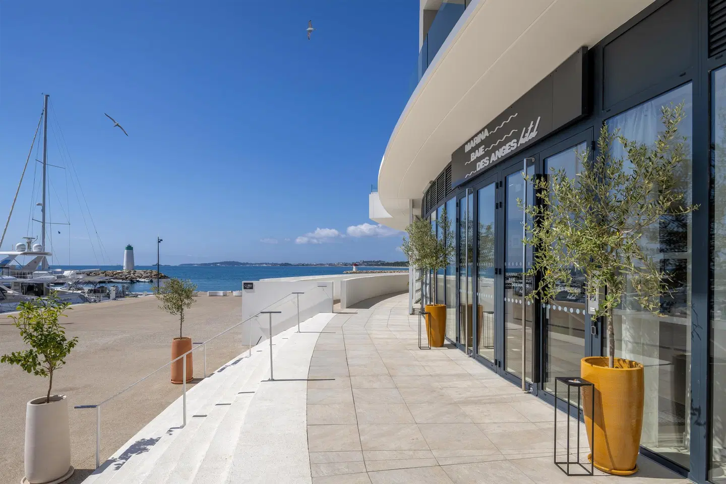 Marina Baie des Anges Hotel, Curio Collection by Hilton Terrasse