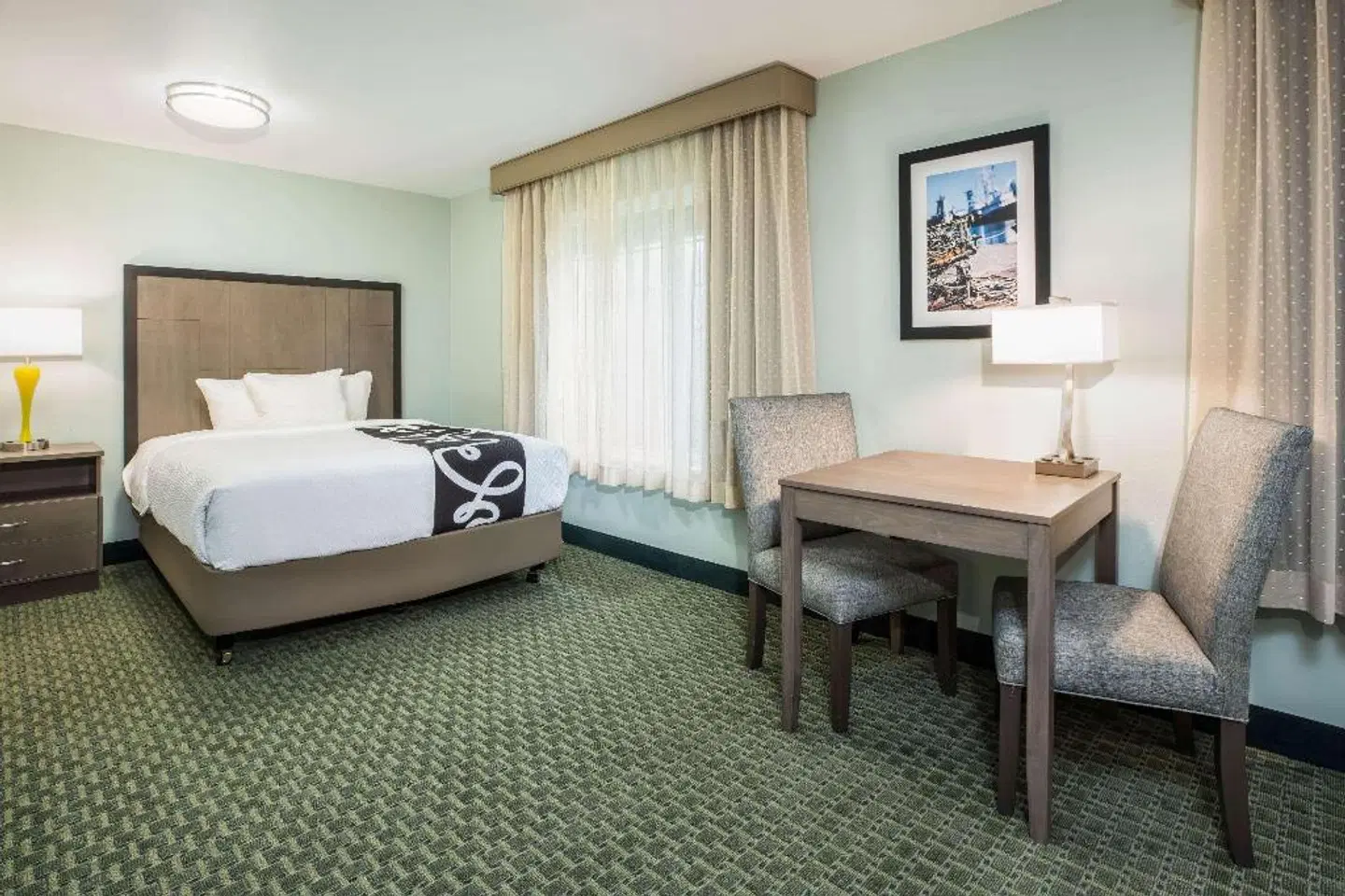 La Quinta Inn & Suites by Wyndham Newport ROOM_EXAMPLE