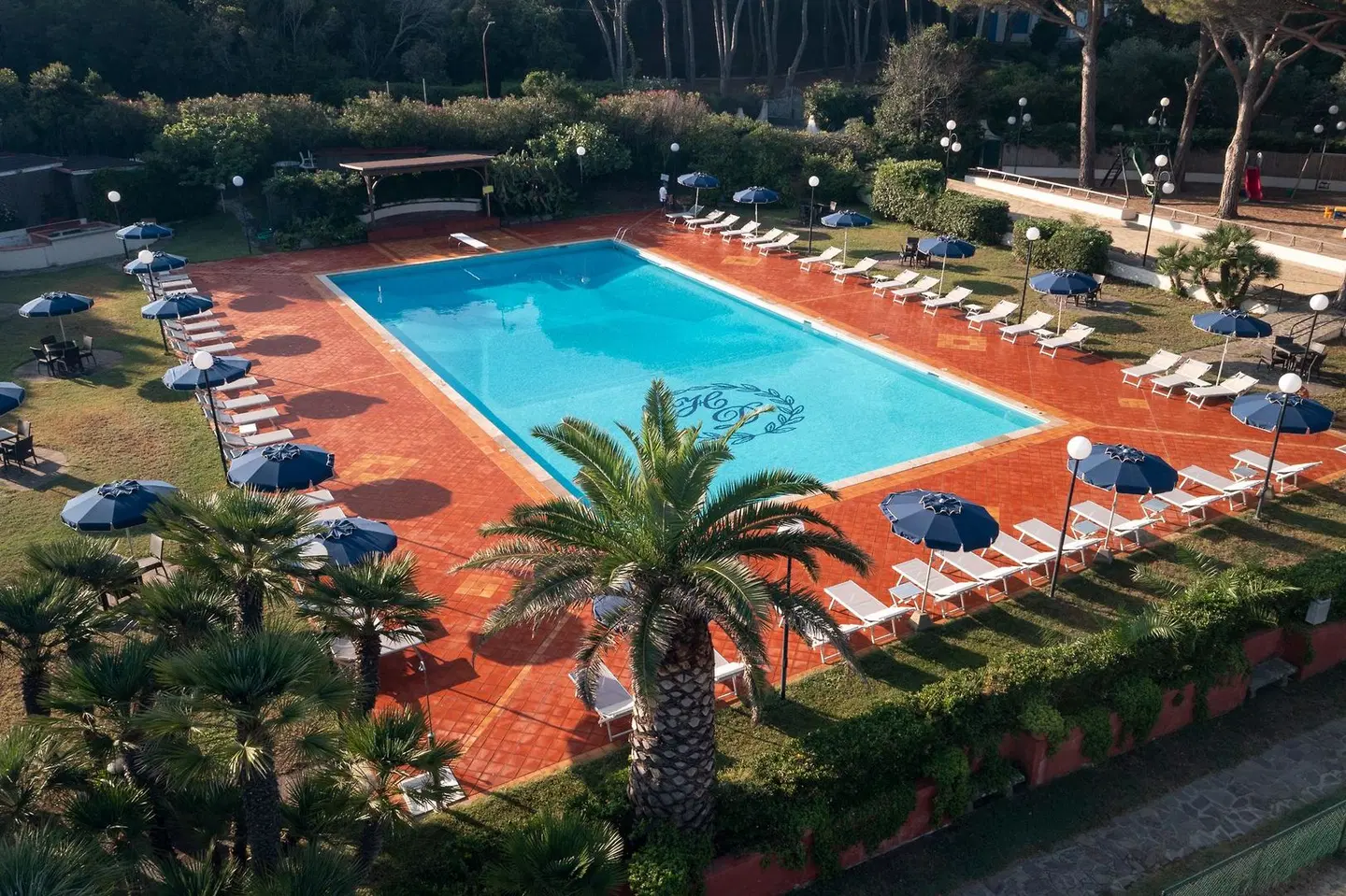 Desiree OUTDOOR_POOL