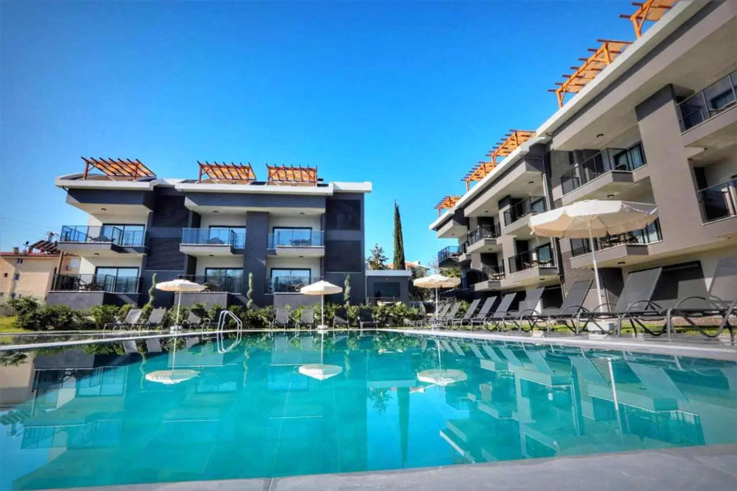 A Suite Side OUTDOOR_POOL