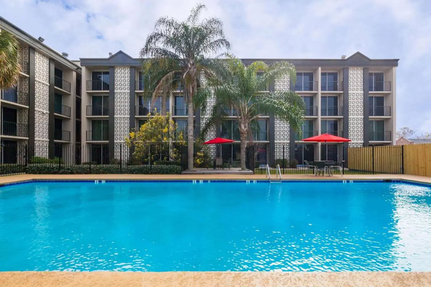 Clarion Hotel & Suites OUTDOOR_POOL