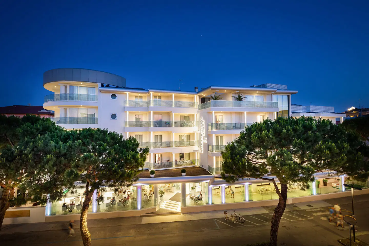 International Beach Hotel EXTERIOR