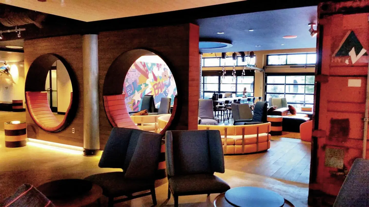 Hotel Zephyr Bar