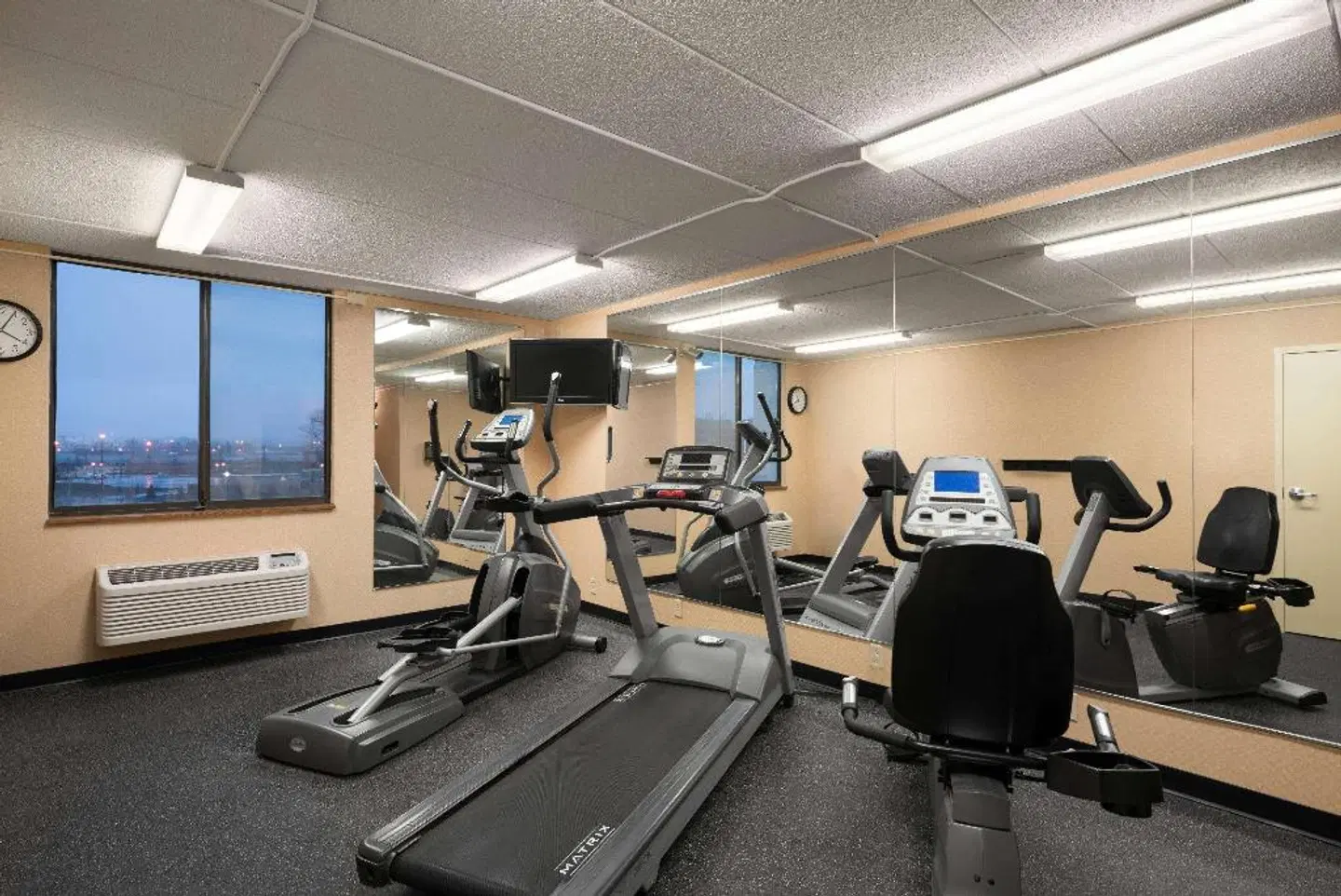 Days Hotel by Wyndham University Ave SE SPORTS_AND_LEISURE