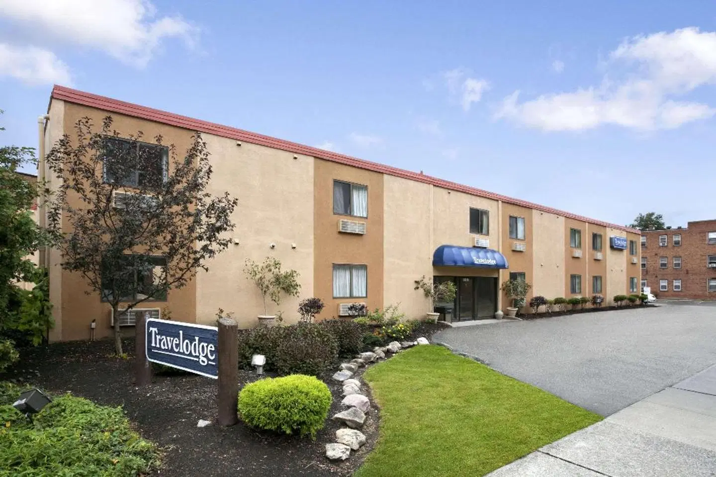 Travelodge by Wyndham Cleveland Lakewood EXTERIOR