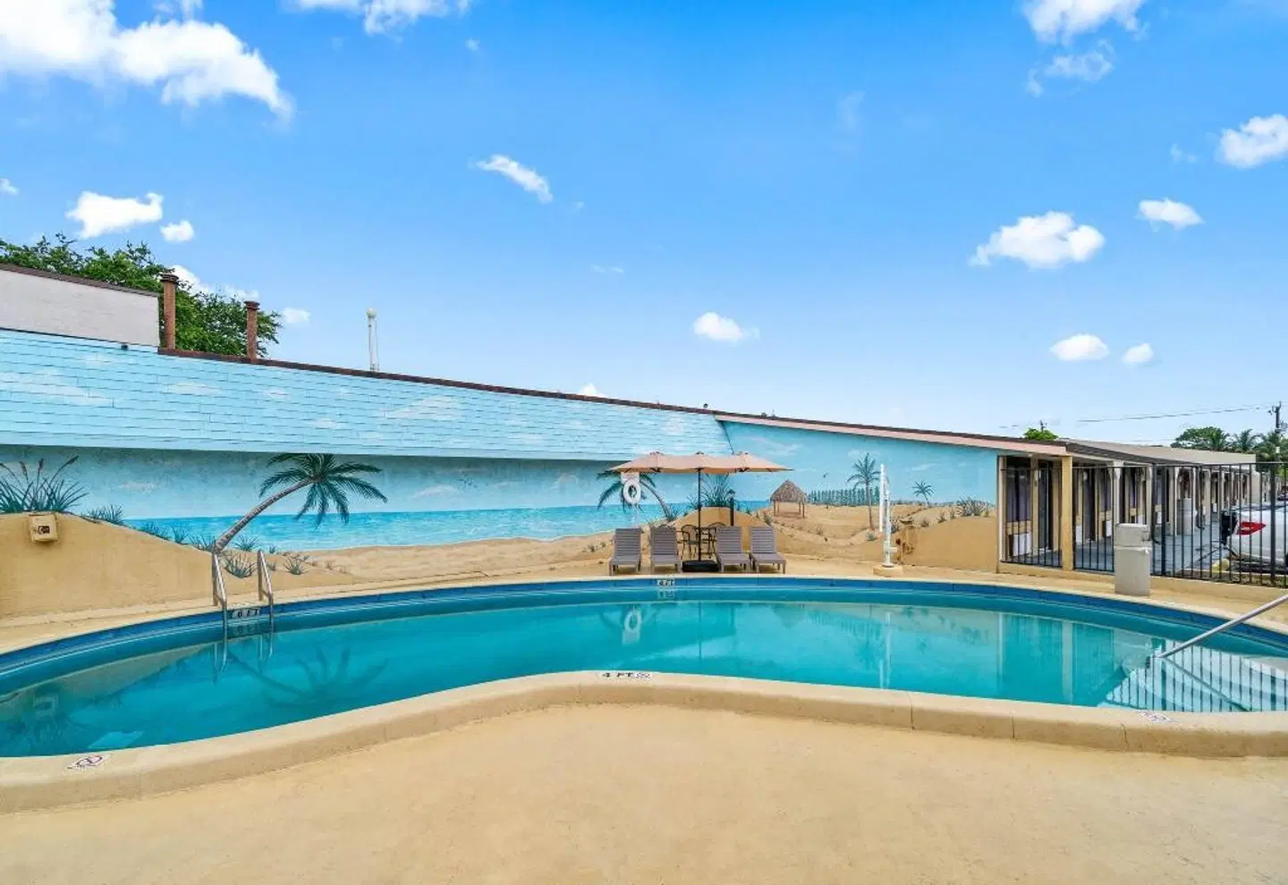 Super 8 by Wyndham Lantana West Palm Beach OUTDOOR_POOL