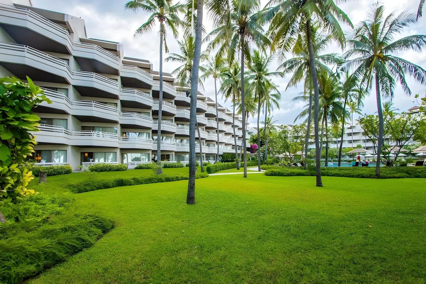 The Regent Cha Am Beach Resort Garten