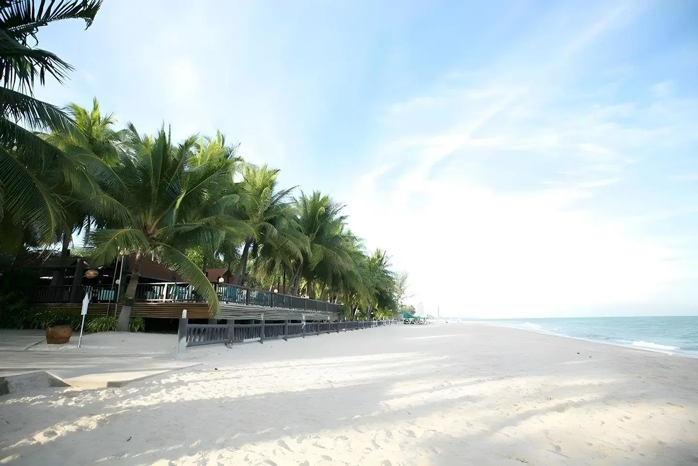 The Regent Cha Am Beach Resort Strand