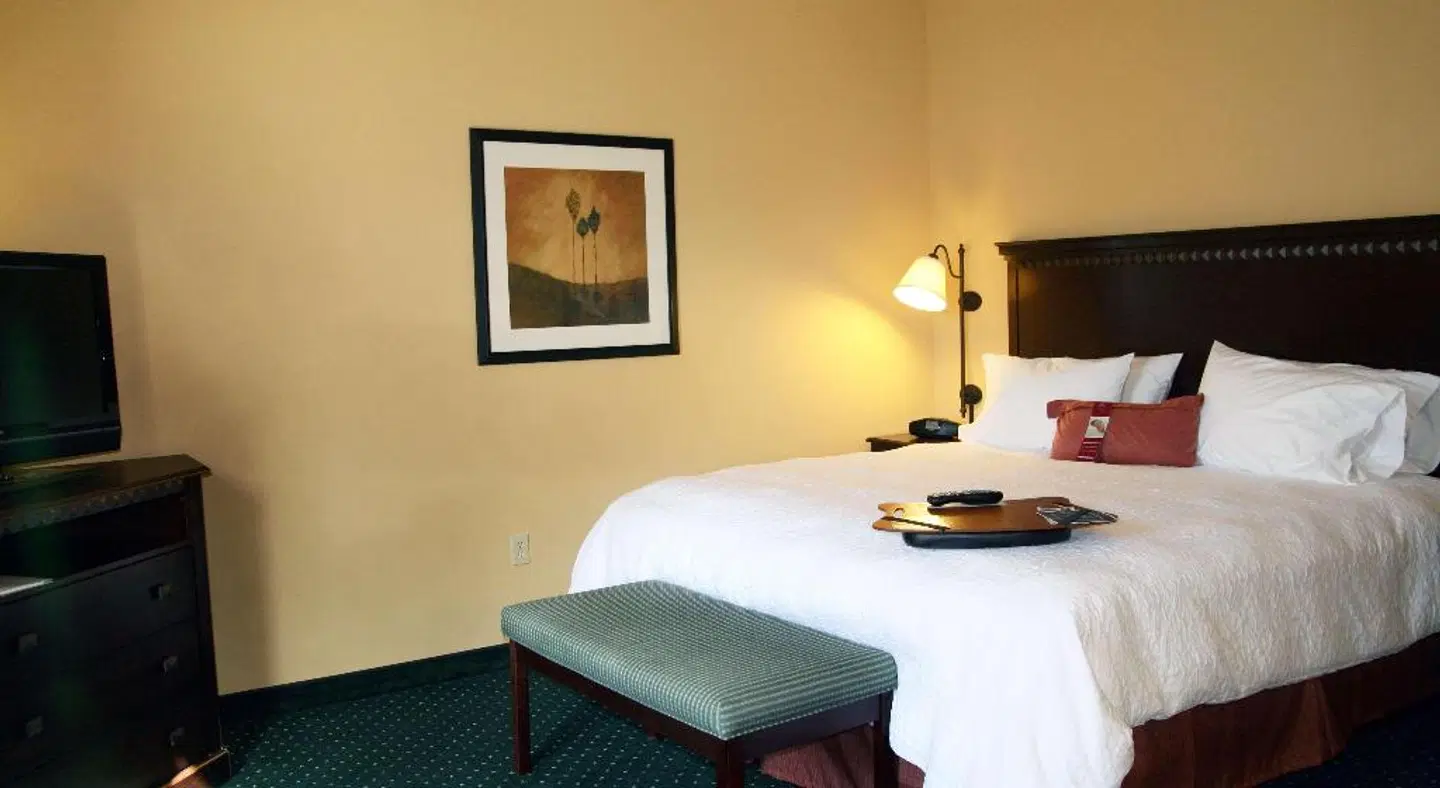 Hampton Inn & Suites Seal Beach ROOM_EXAMPLE