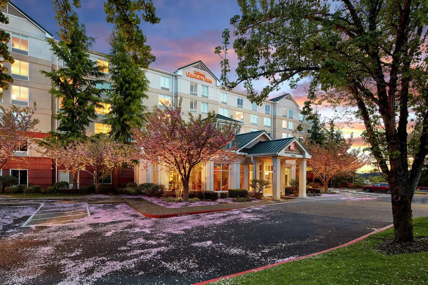 Hilton Garden Inn Portland/Lake Oswego EXTERIOR