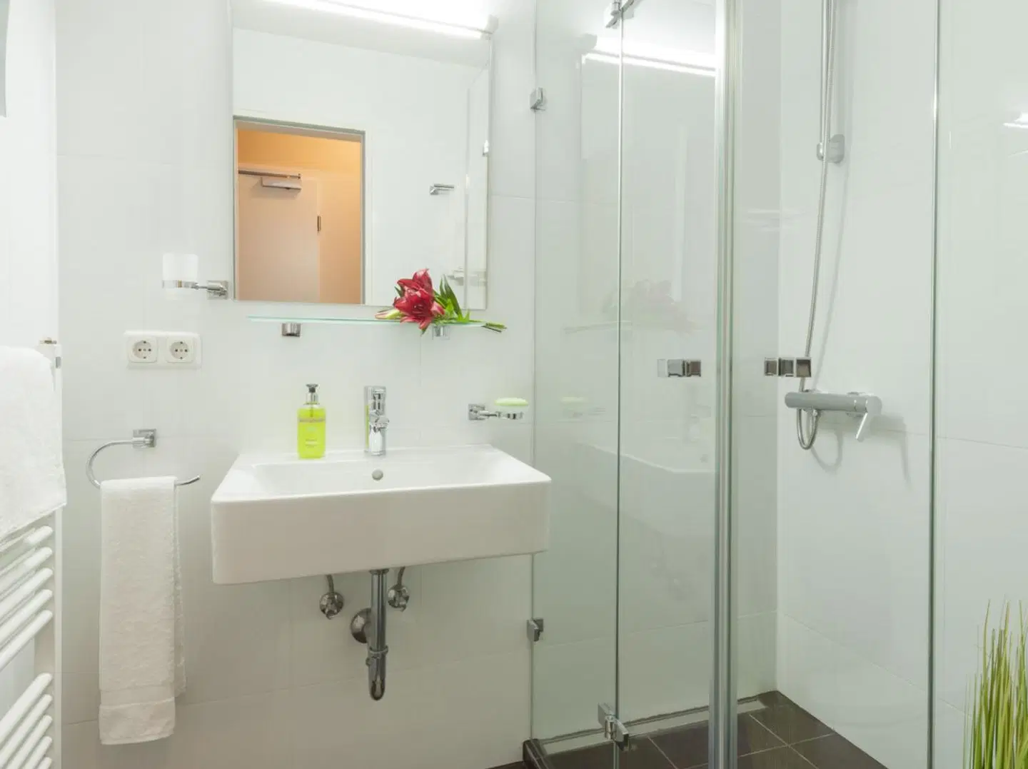 Batu Living Hotel in München Badezimmer