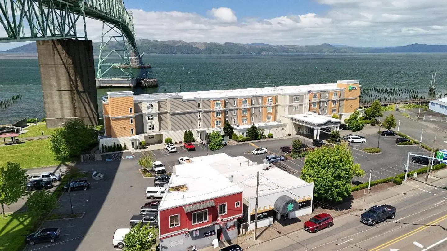 Holiday Inn Express & Suites Astoria by IHG EXTERIOR