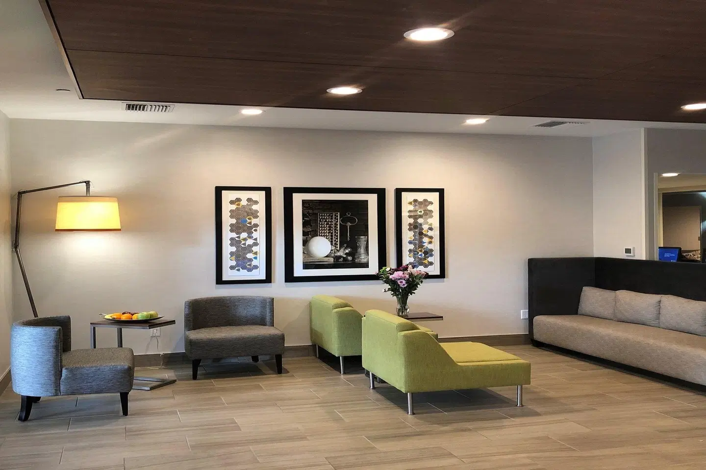 Holiday Inn Express & Suites Albany by IHG LOUNGE_LOBBY