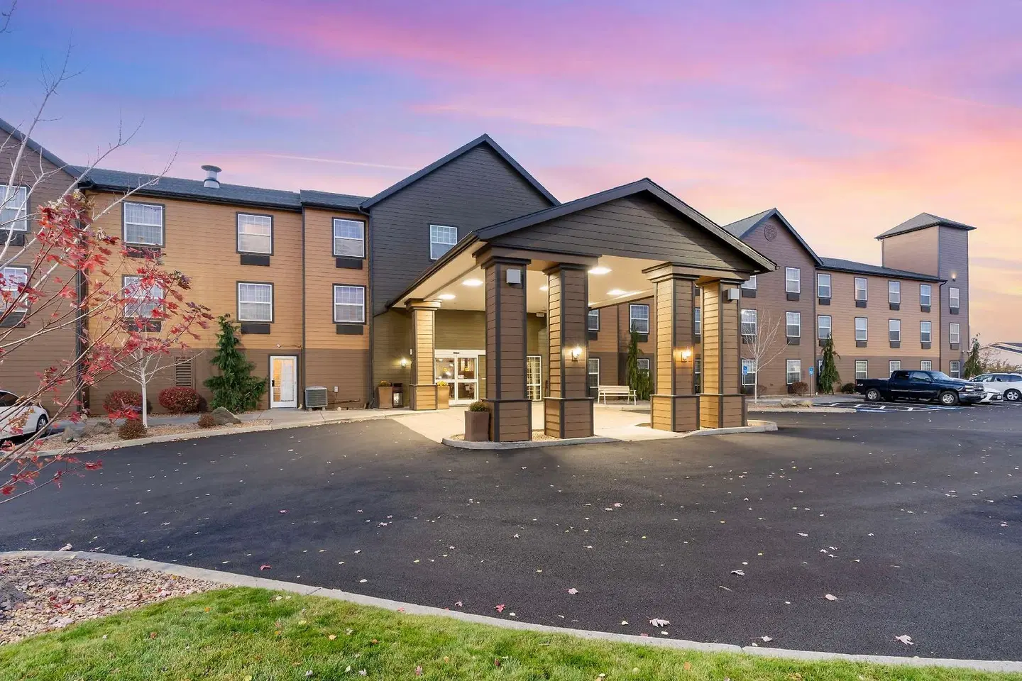 Best Western Plus Bend North EXTERIOR