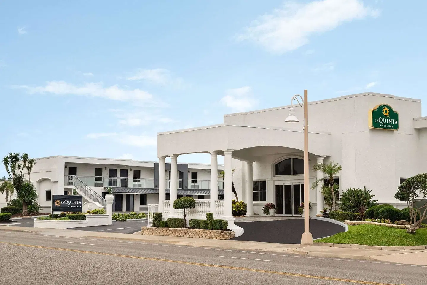 La Quinta Inn & Suites Oceanfront Daytona Beach EXTERIOR