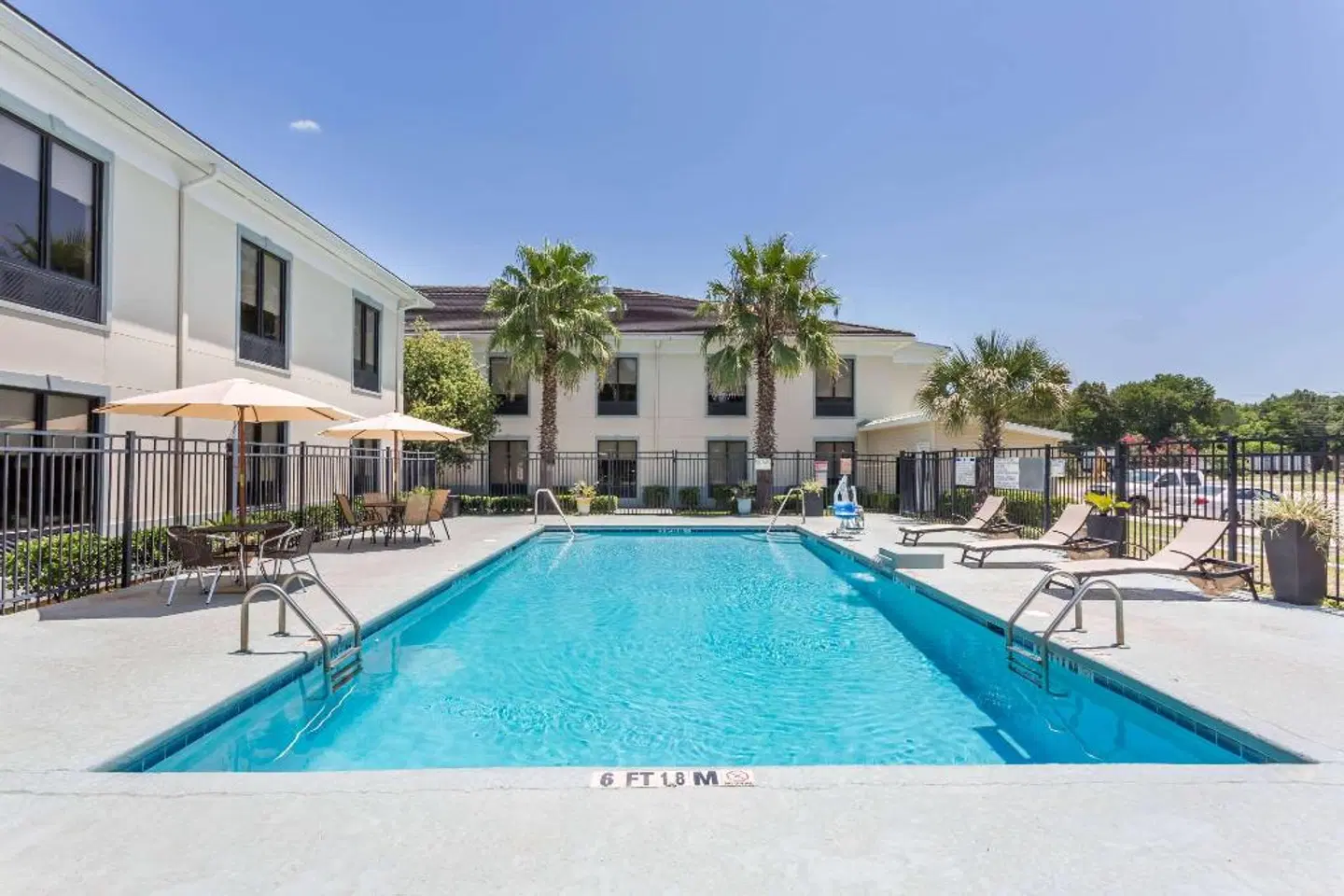 Baymont by Wyndham Savannah/Garden City OUTDOOR_POOL