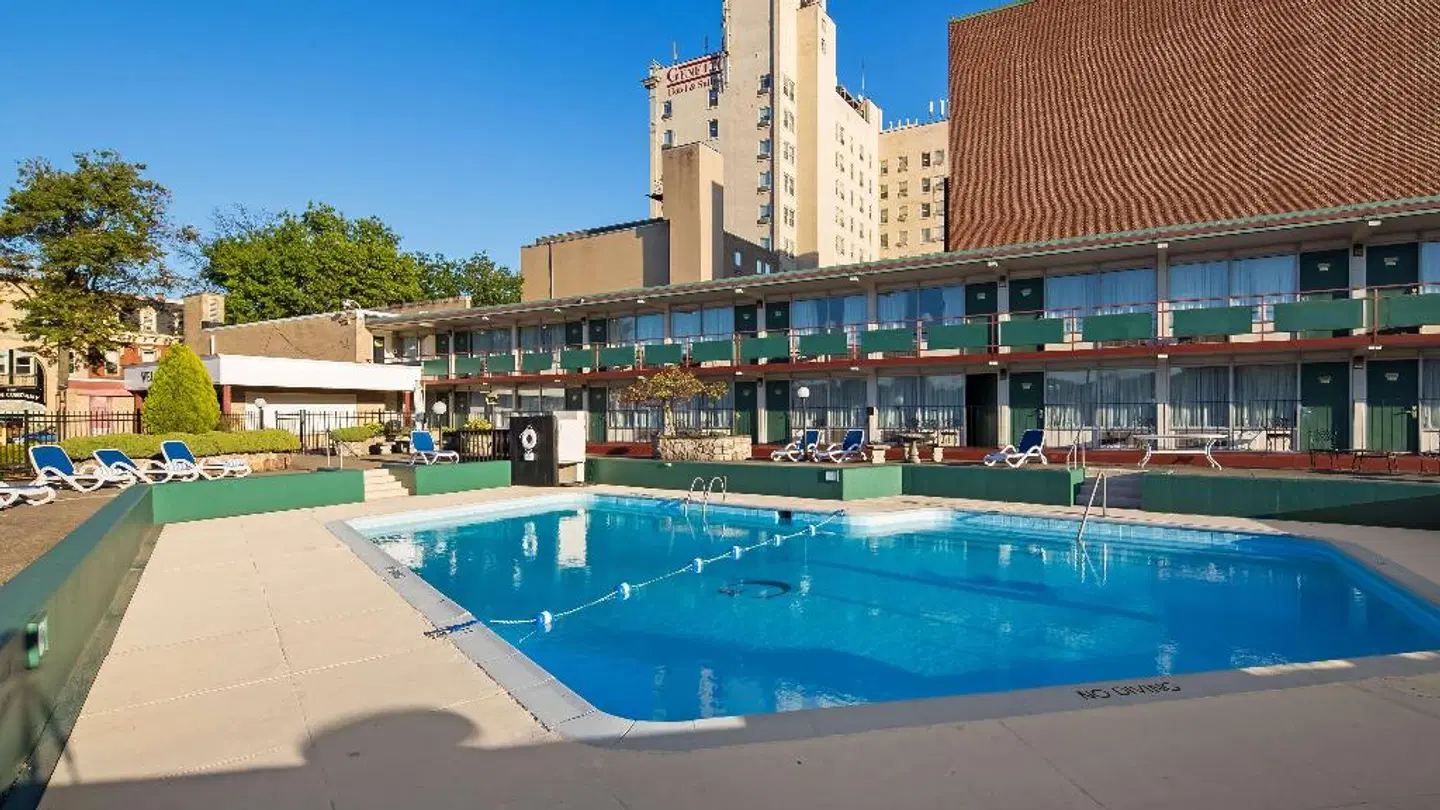 Genetti Hotel, SureStay Collection by Best Western OUTDOOR_POOL