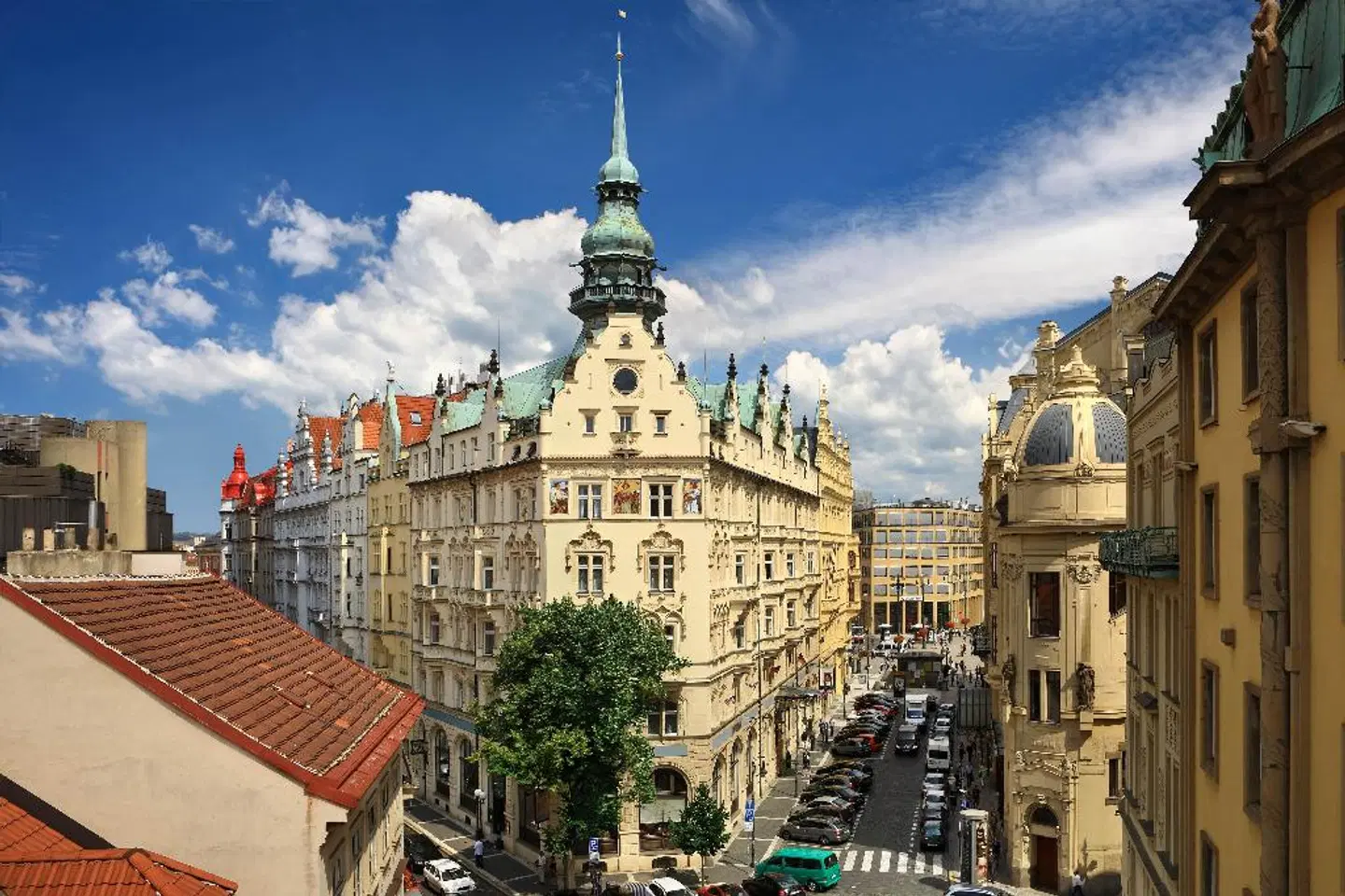 Paris Prague EXTERIOR