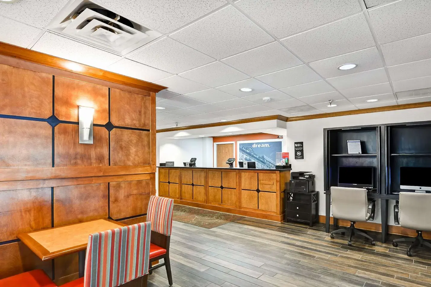 Hampton Inn Memphis-Poplar Bar