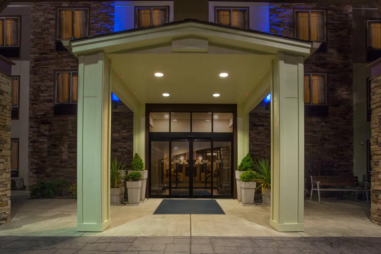 Holiday Inn Express & Suites Newport EXTERIOR