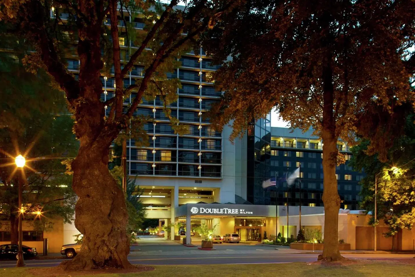 DoubleTree by Hilton Hotel Portland EXTERIOR