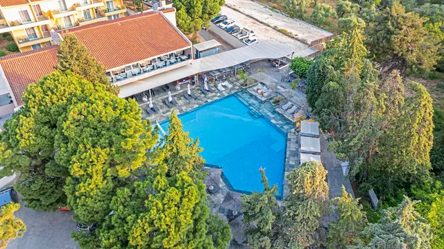 Zoe OUTDOOR_POOL