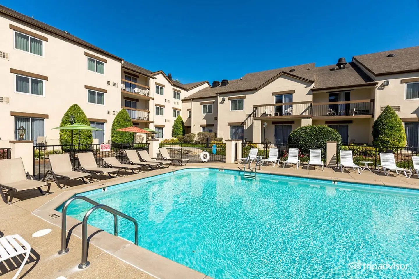 Club - Hotel Nashville Inn & Suites OUTDOOR_POOL