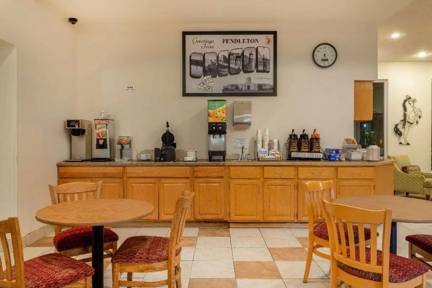 Super 8 by Wyndham Pendleton Bar