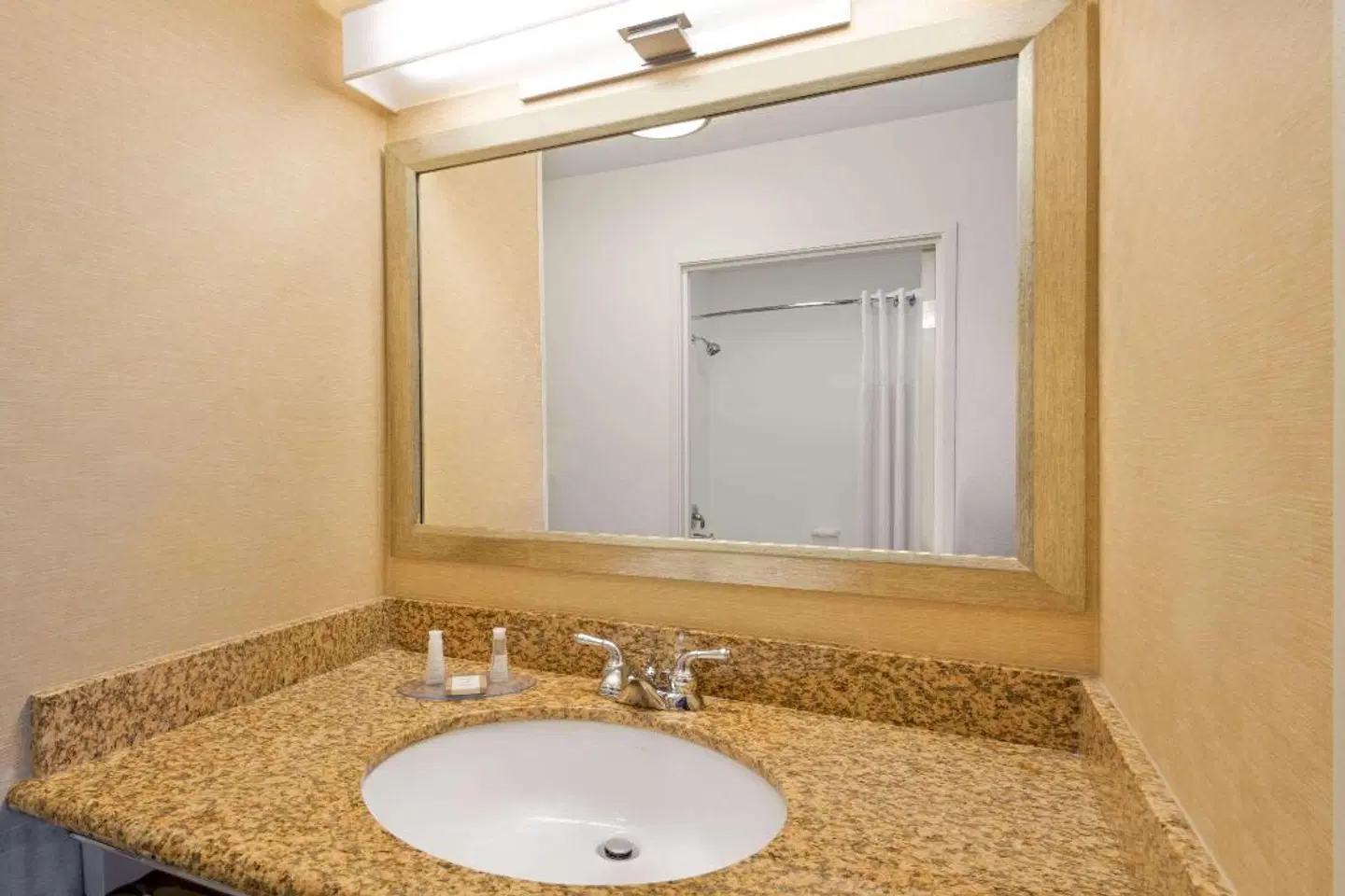 Baymont by Wyndham Denver International Airport Badezimmer