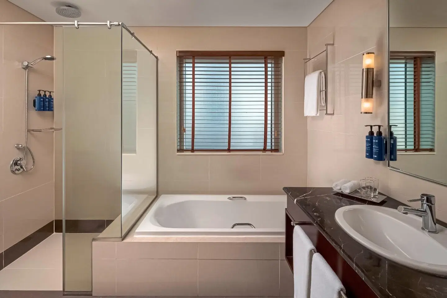 Radisson Blu Hotel Barsha Heights Badezimmer