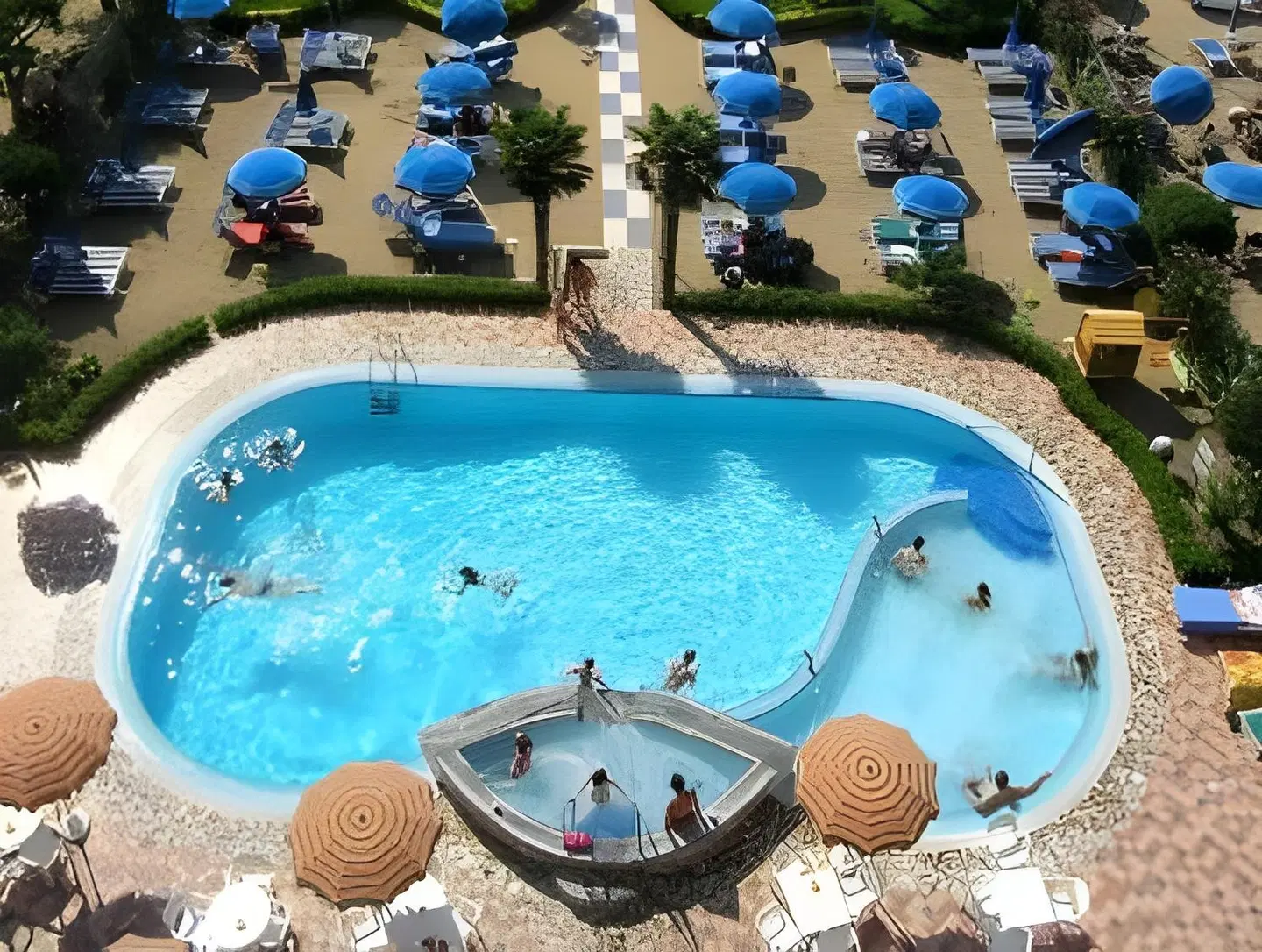 Regent's Hotel OUTDOOR_POOL
