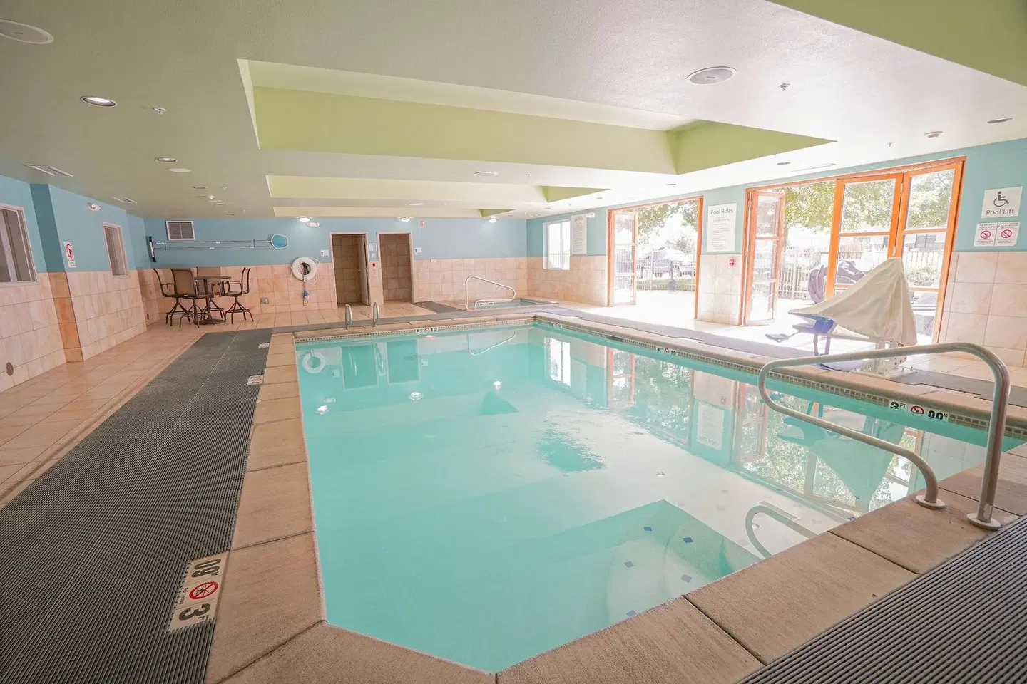 Holiday Inn Express & Suites Ontario by IHG Hallenbad