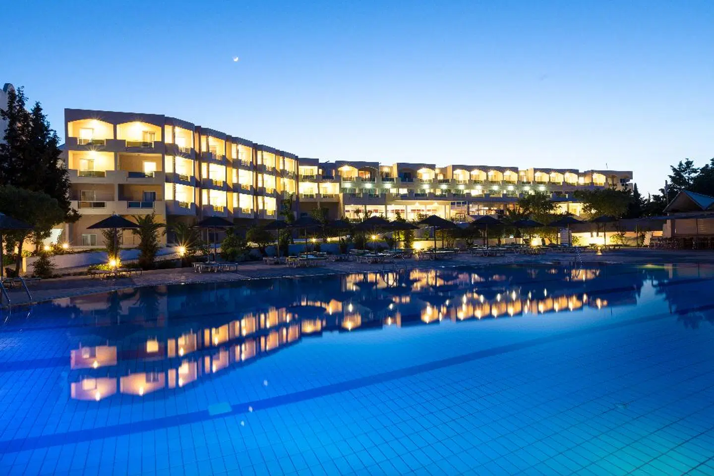Sovereign Beach Hotel EXTERIOR