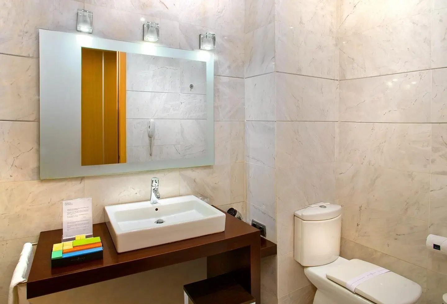 Silken Puerta Valencia Badezimmer