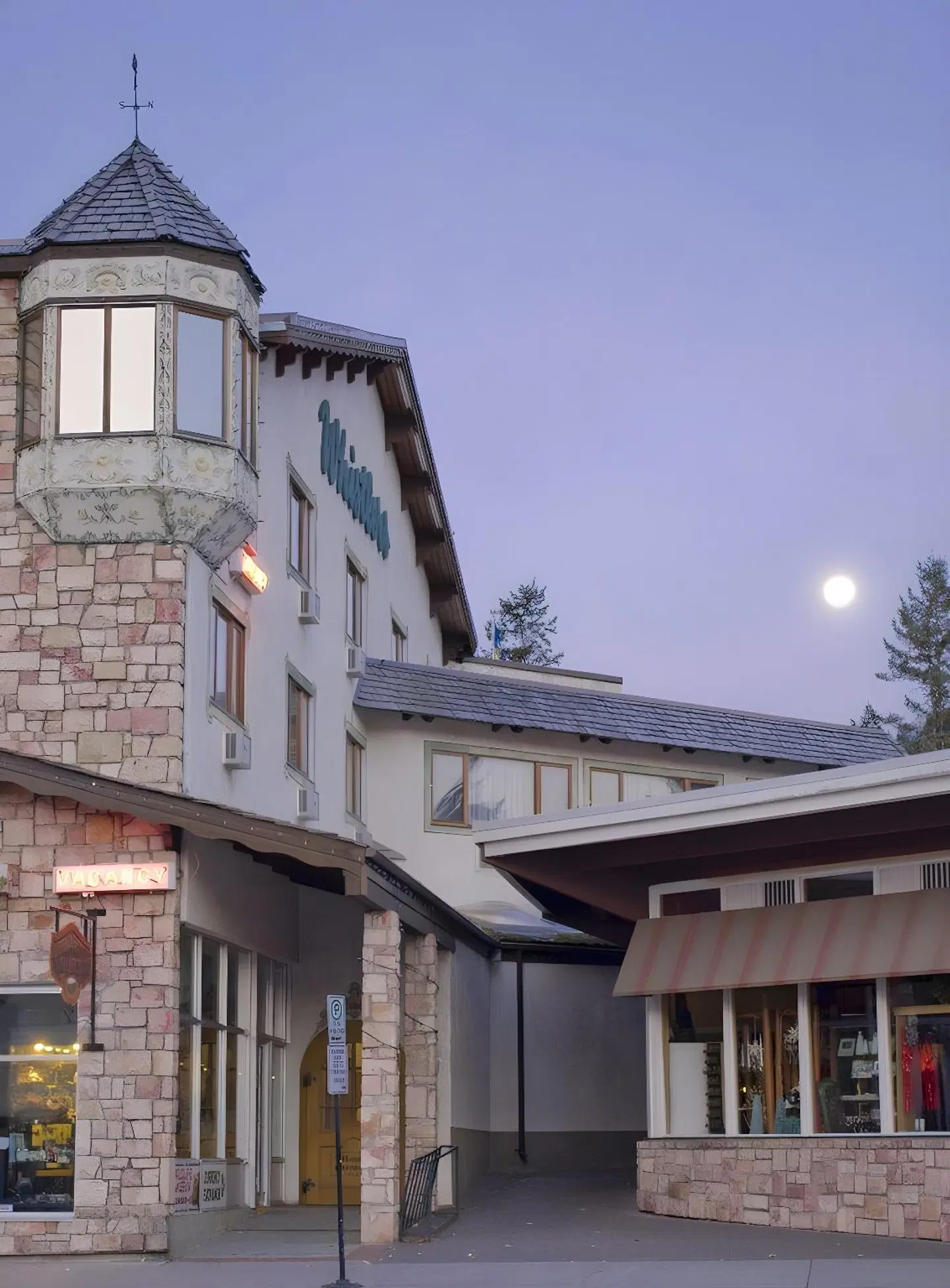 Whistler's Inn EXTERIOR