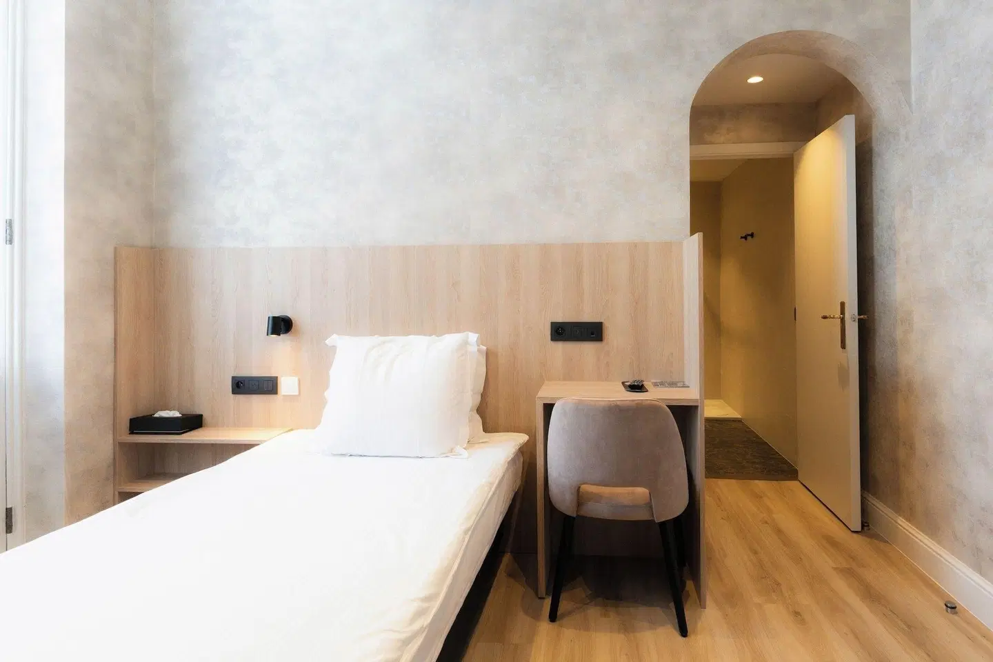 The Golden Tree Hotel ROOM_EXAMPLE