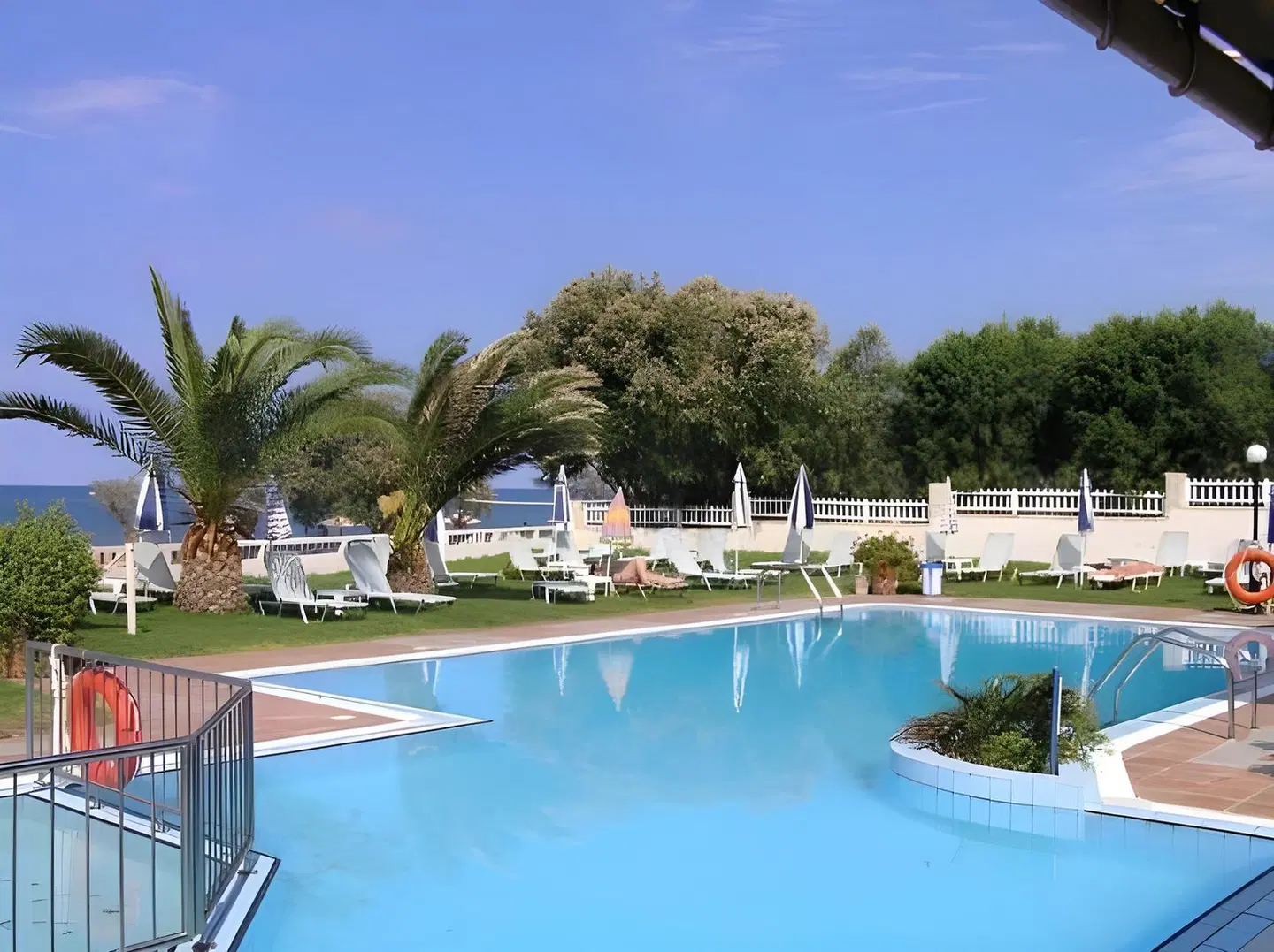Silver Sun Studios & Apartments OUTDOOR_POOL