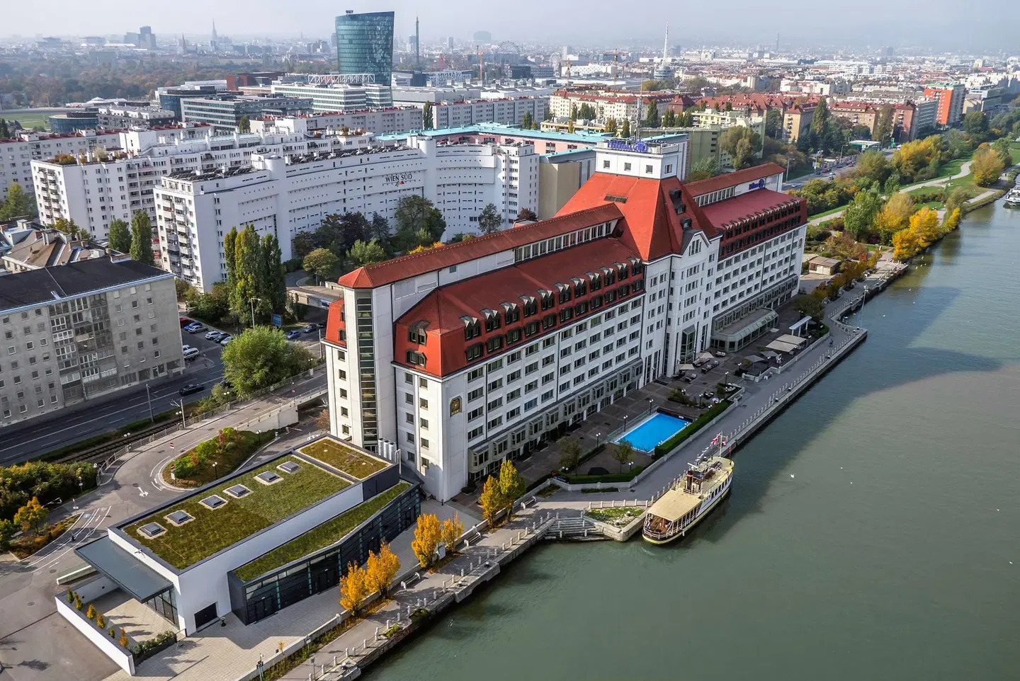 Hilton Vienna Waterfront EXTERIOR