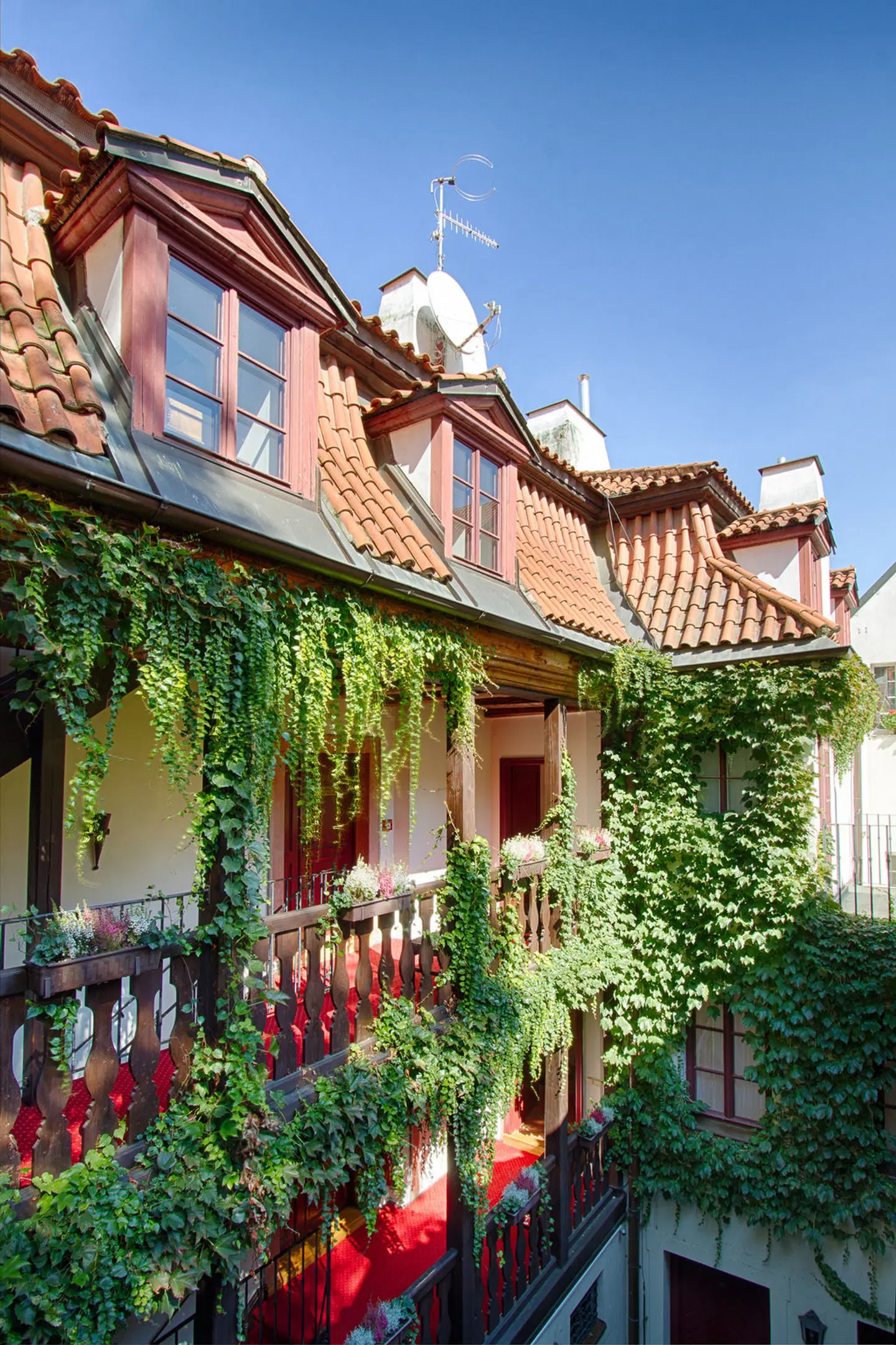 Waldstein EXTERIOR