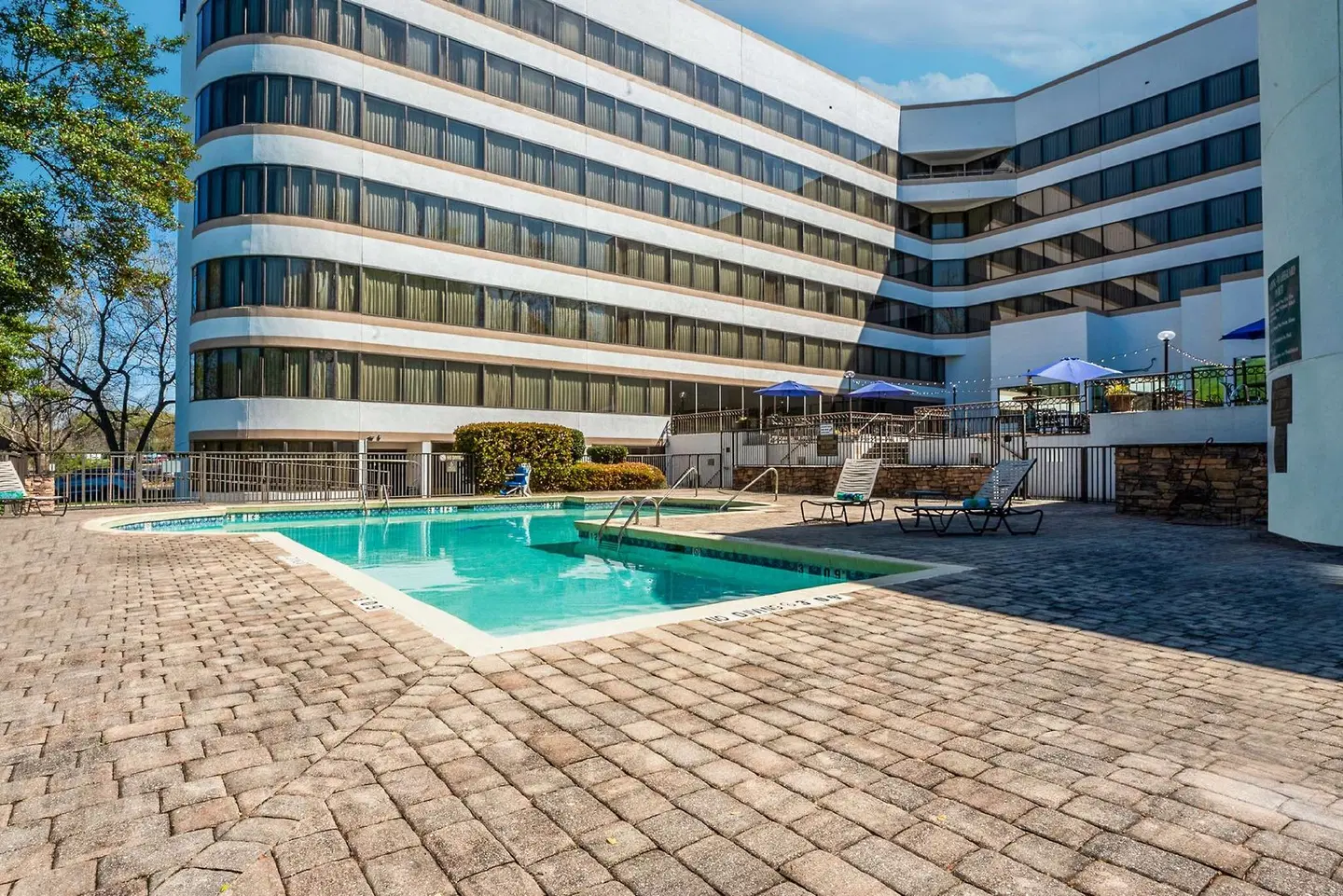 DoubleTree by Hilton South Charlotte Tyvola OUTDOOR_POOL