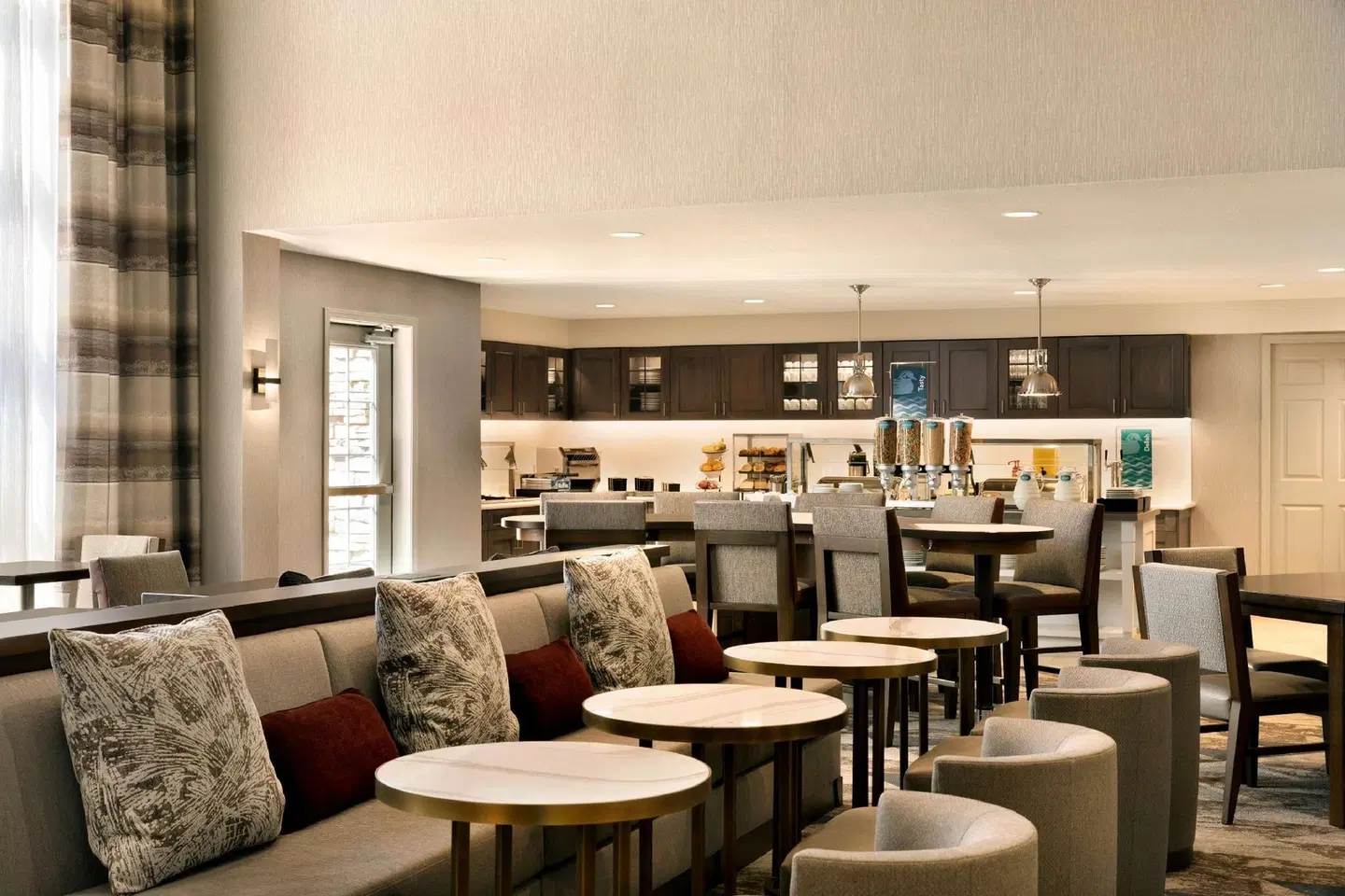 Homewood Suites by Hilton Portland Airport Bar
