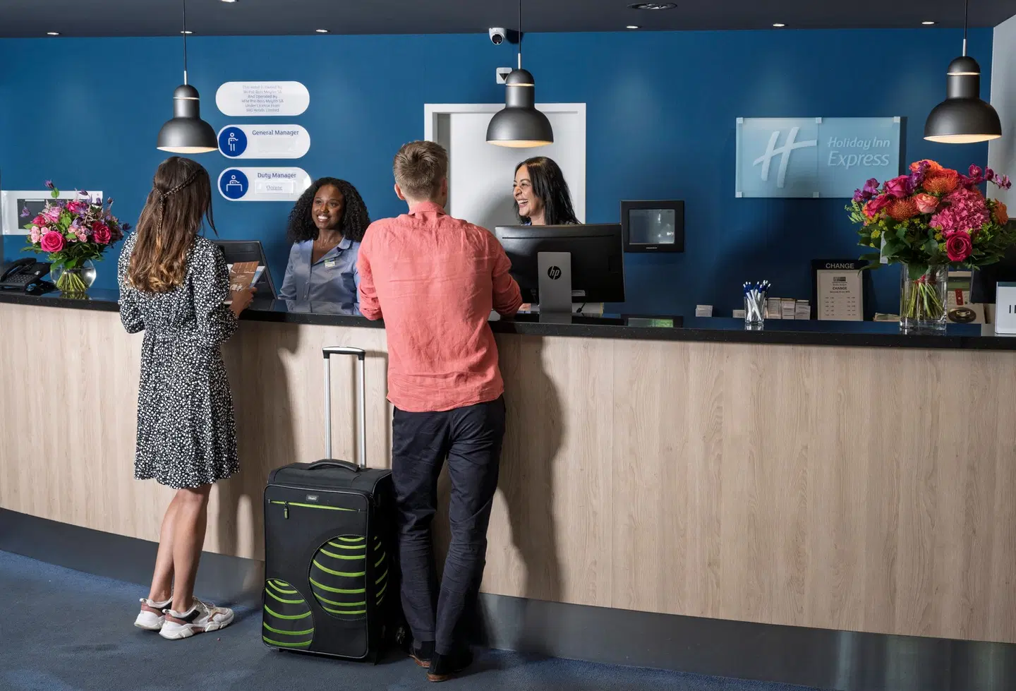 Holiday Inn Express Geneva Airport by IHG Bar
