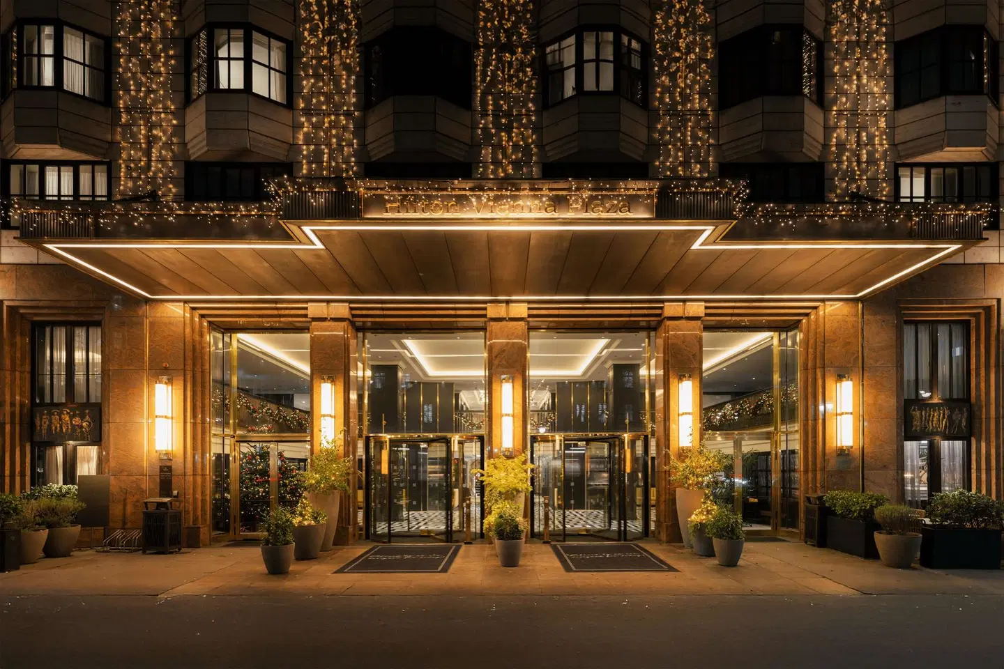 Hilton Vienna Plaza EXTERIOR