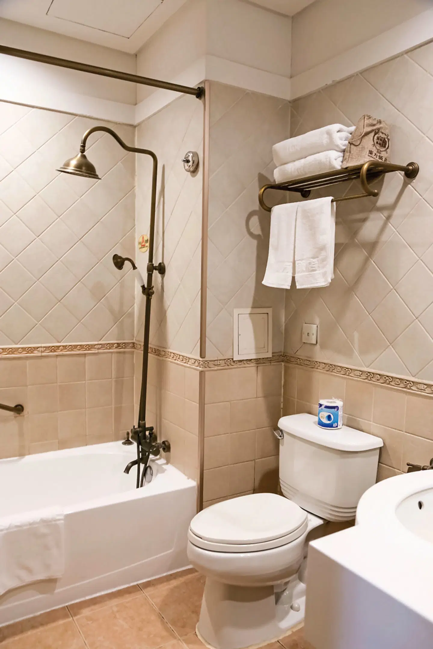 Dong Fang Hotel Badezimmer