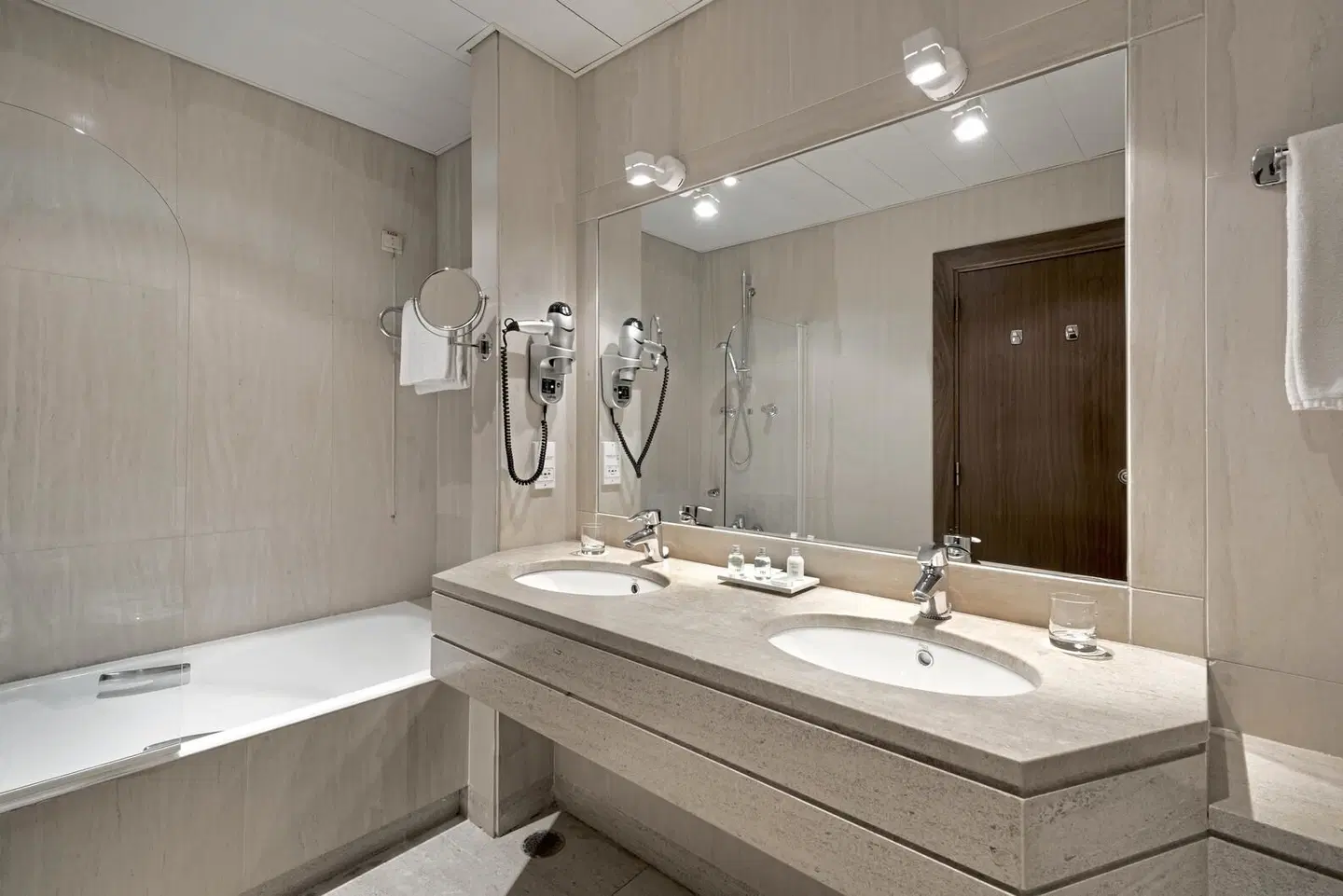 NH Lisboa Campo Grande Badezimmer